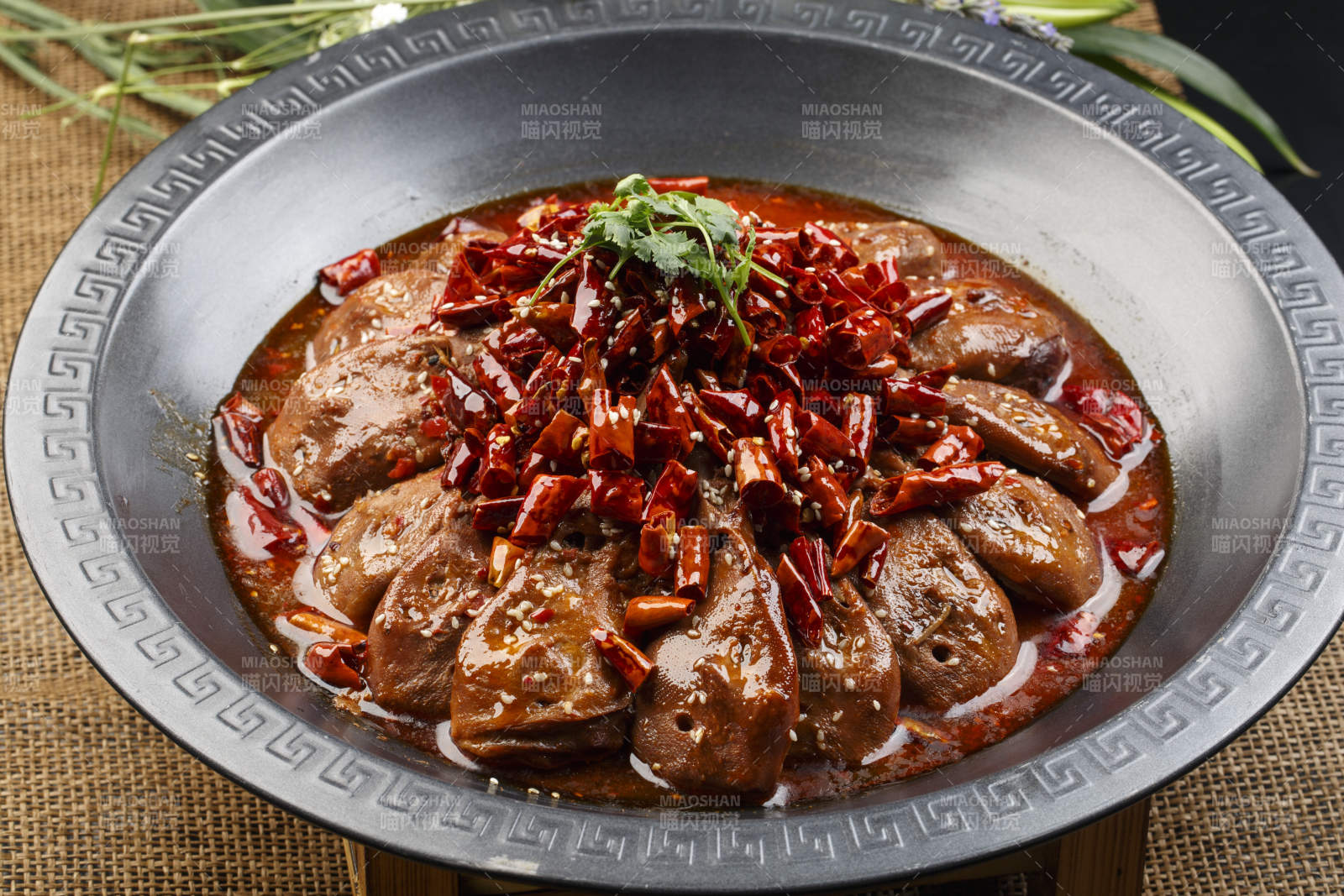 白色瓷盘装的油菜小炒蛏子肉图片