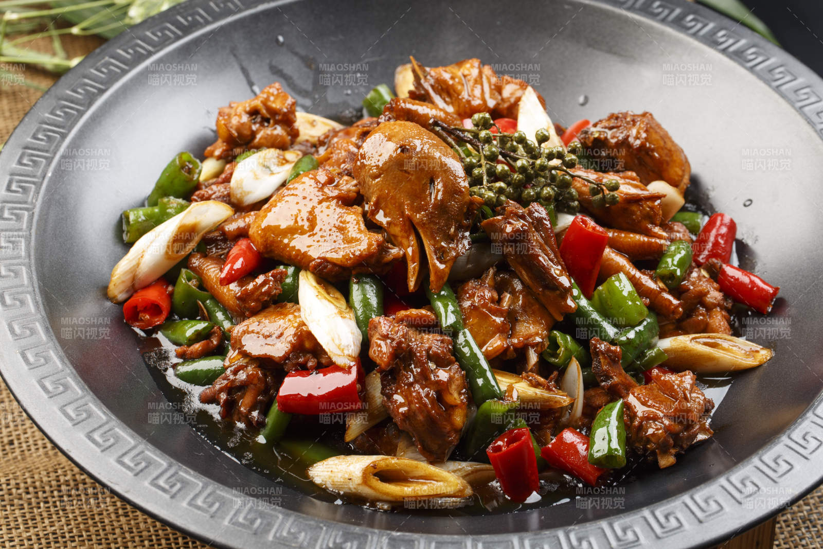 白色瓷盘装的辣炒香芹雪菜猪肚丝图片