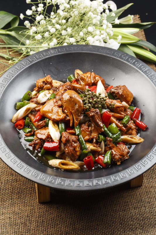 白色瓷盘装的辣炒香芹雪菜猪肚丝图片