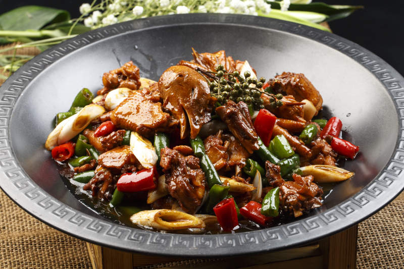 白色瓷汤盆装的香菜墨鱼丸图片