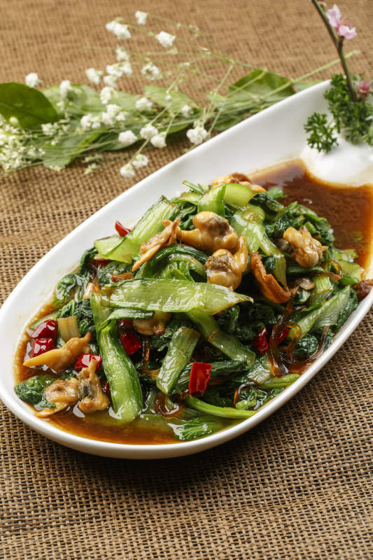 白色瓷汤盆装的香菜墨鱼丸图片