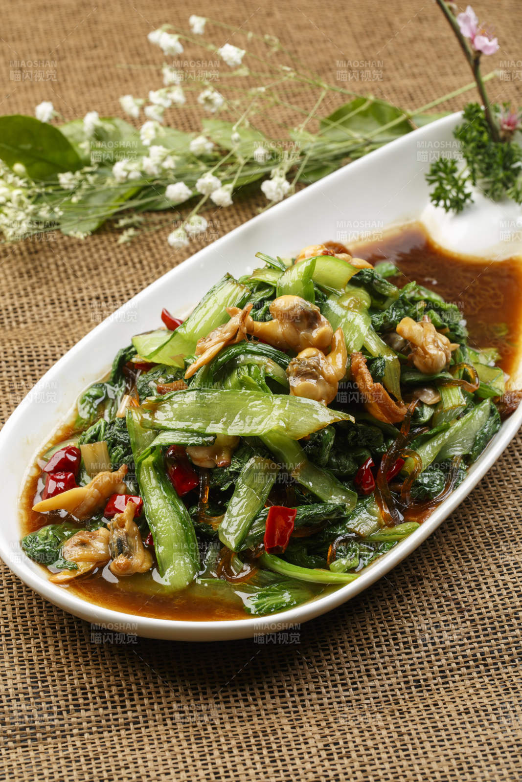 白色瓷汤盆装的香菜墨鱼丸图片