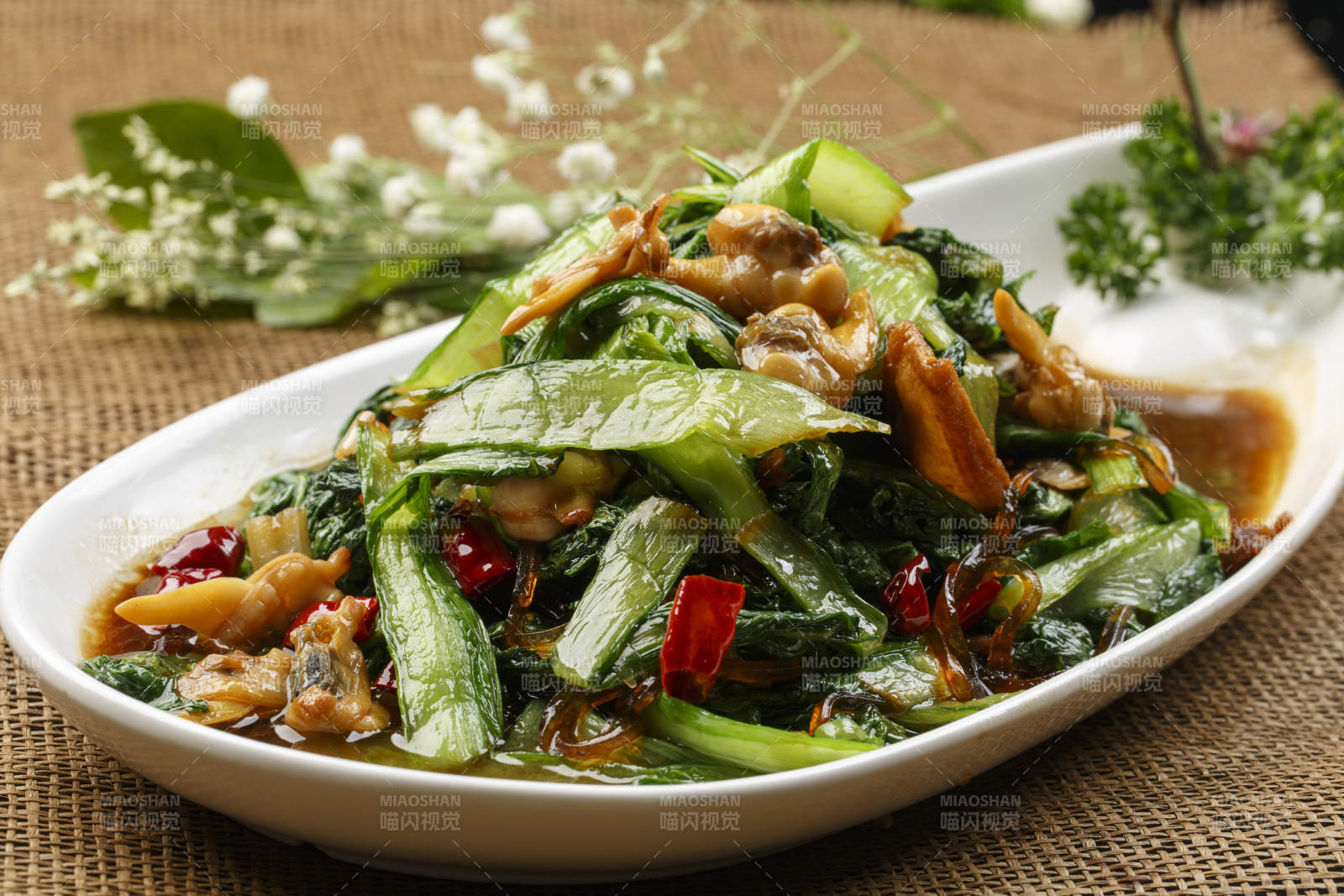 白色瓷盘装的香炸生蚝图片