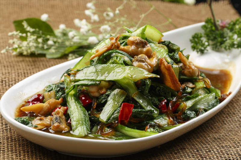 白色瓷盘装的香炸生蚝图片