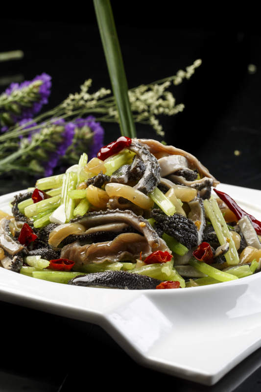 白色瓷汤盆装的香菜墨鱼丸图片