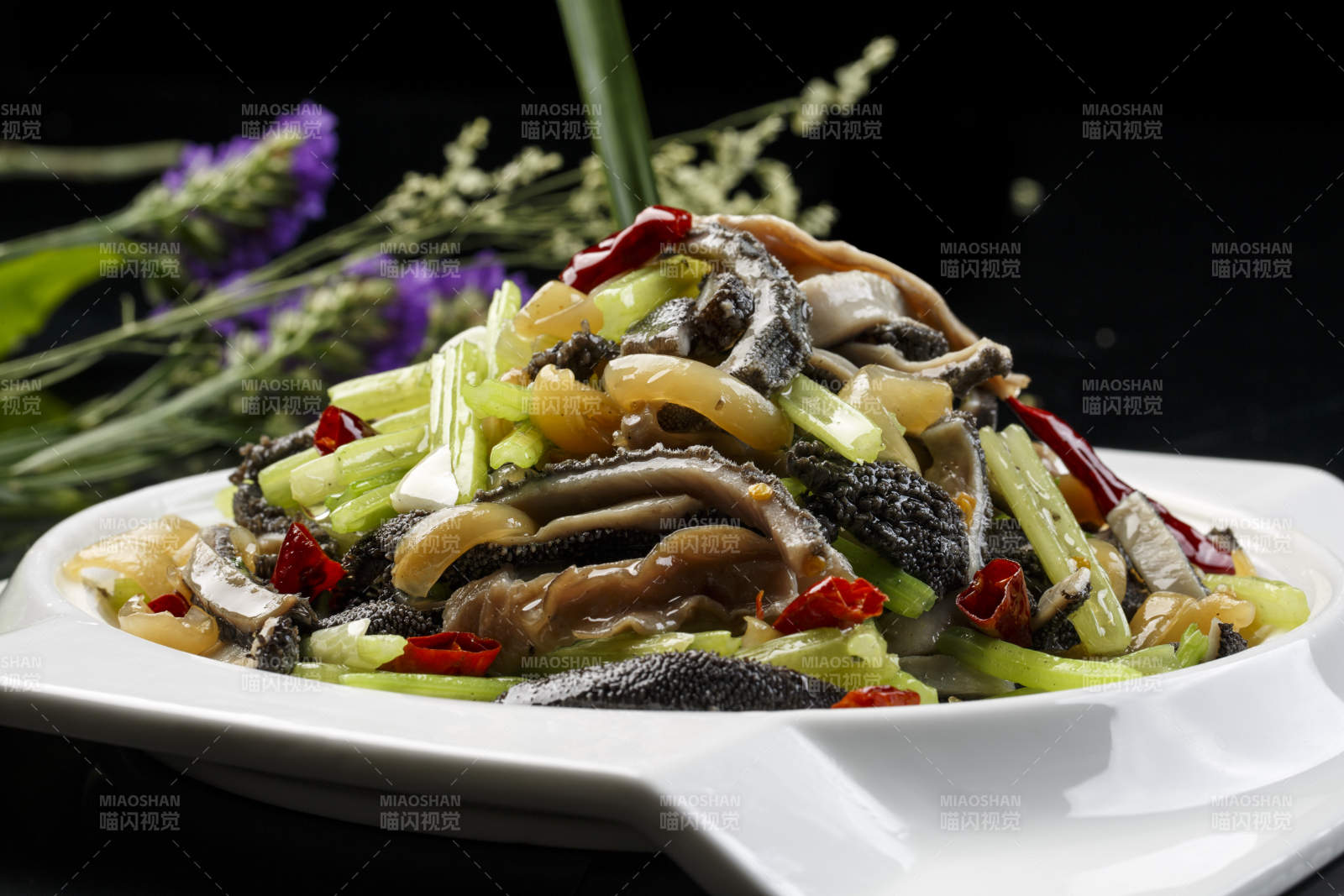 白色瓷盘装的燕麦片干炸小酥肉图片