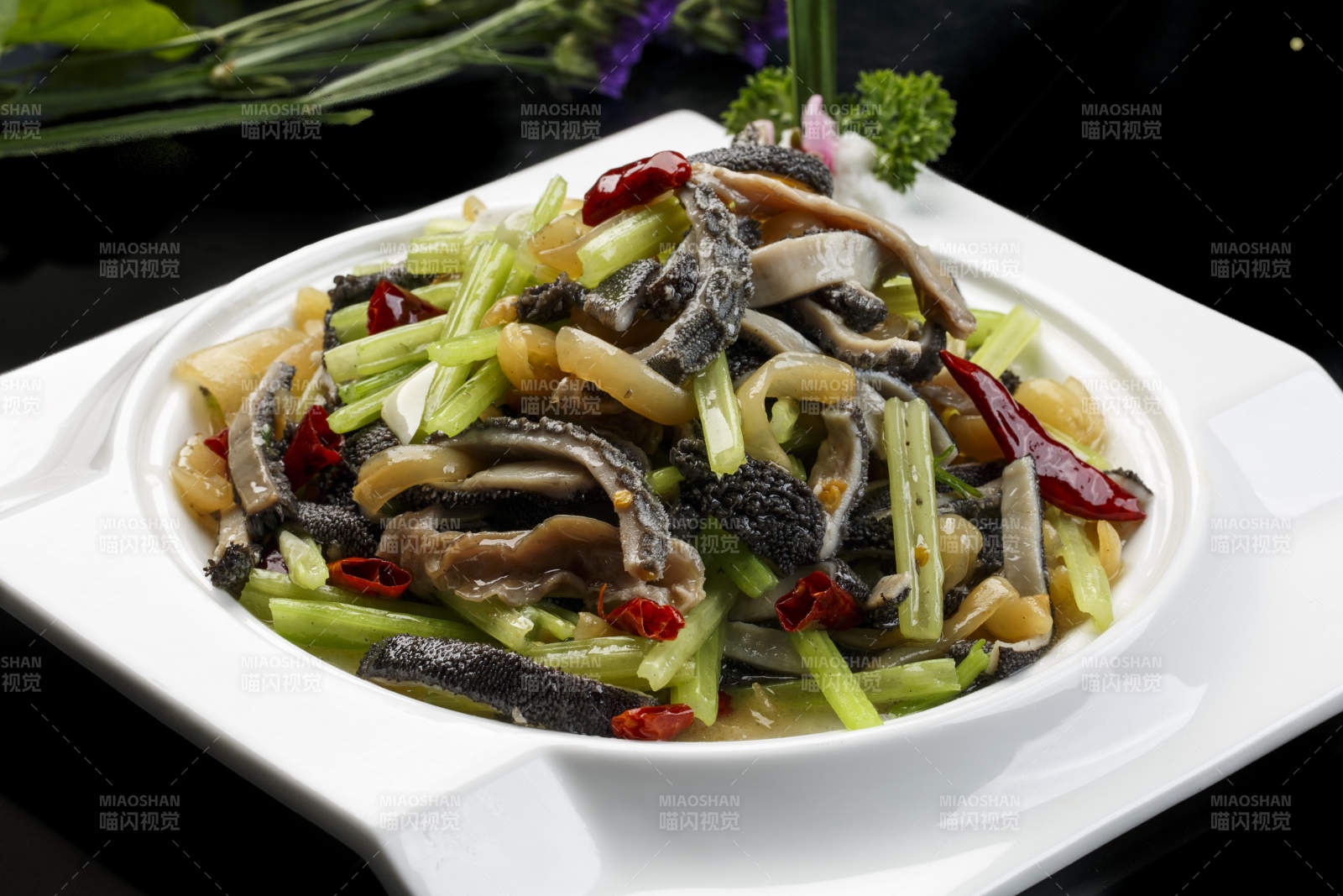 白色瓷盘装的燕麦片干炸小酥肉图片