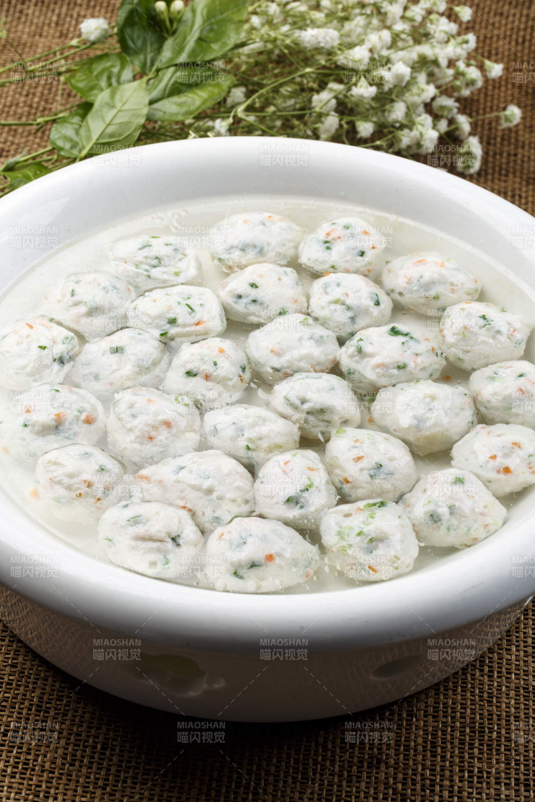 白色瓷盘装的燕麦片干炸小酥肉图片