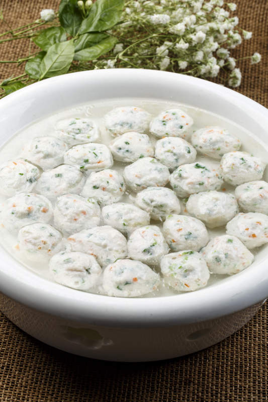 白色瓷盘装的燕麦片干炸小酥肉图片