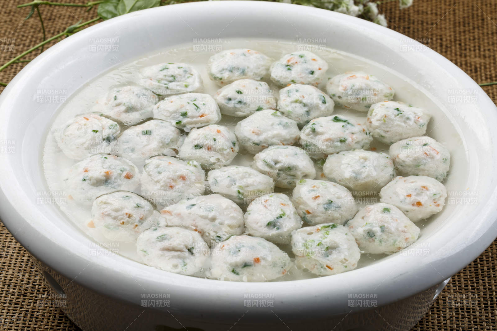 白色瓷盘装的鲶鱼炖豆腐图片