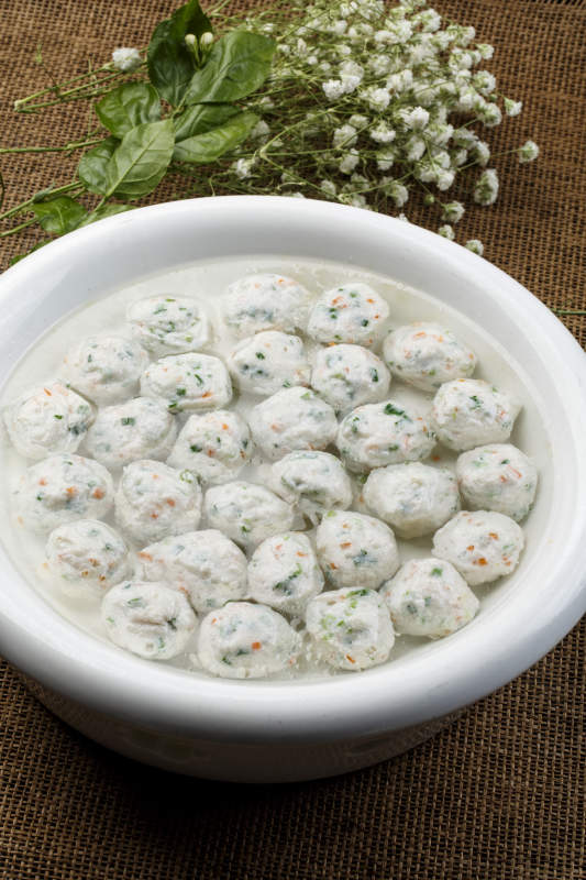 白色瓷盘装的鲶鱼炖豆腐图片