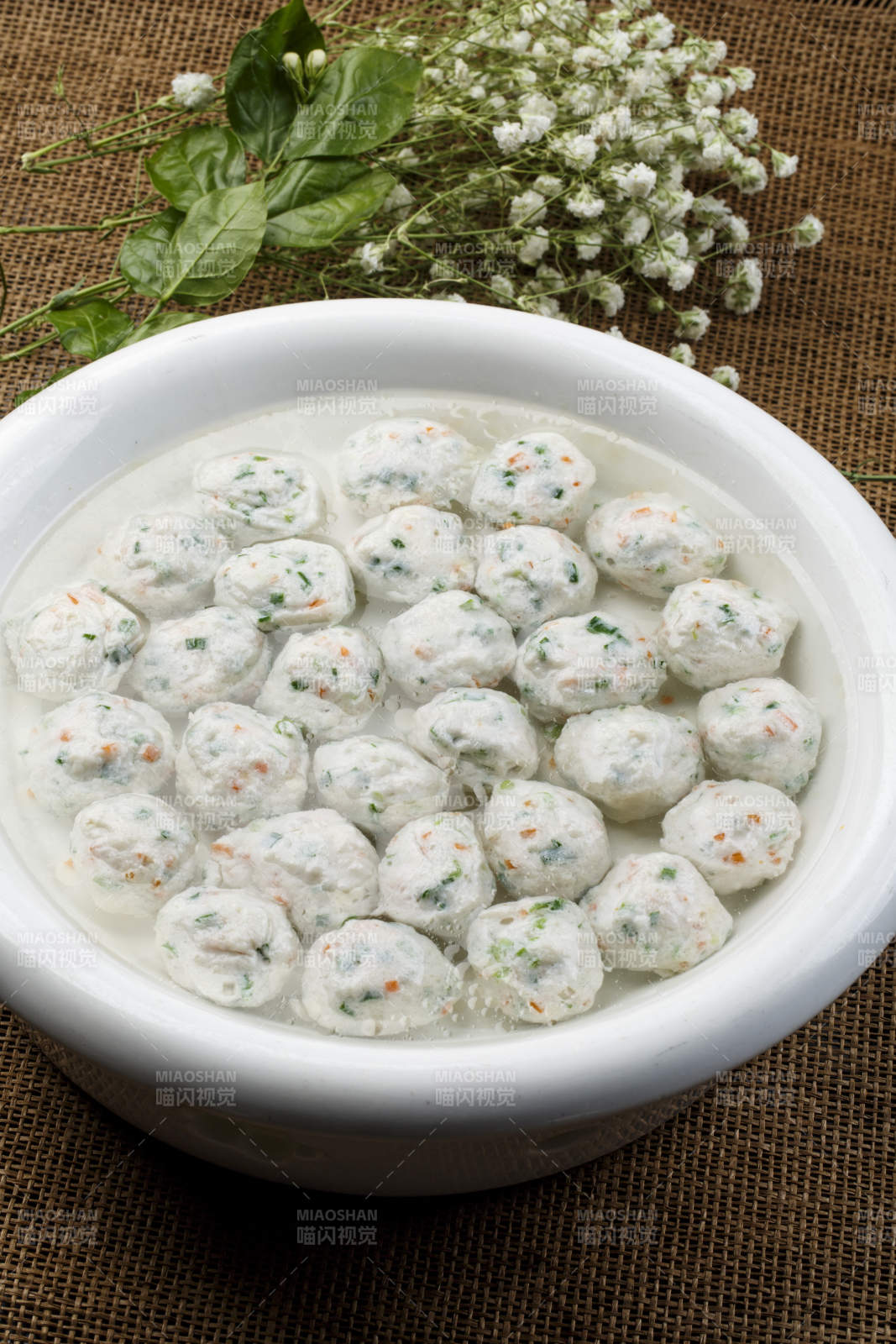 白色瓷盘装的鲶鱼炖豆腐图片