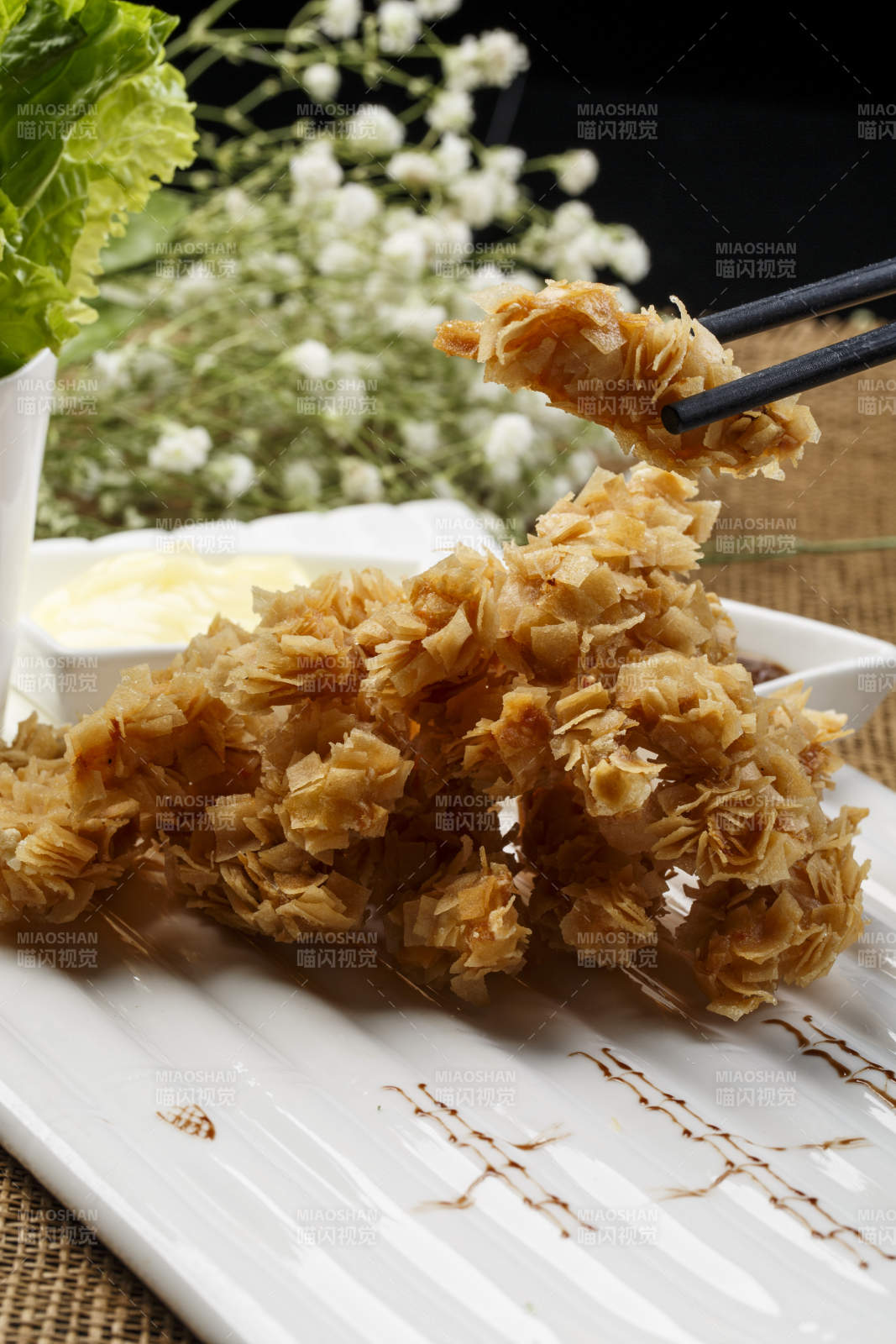 白色瓷盘装的鲶鱼炖豆腐图片