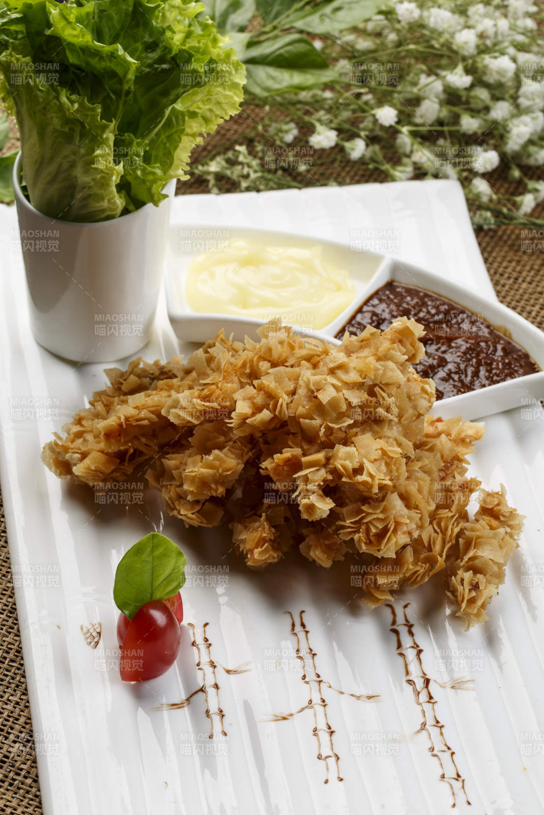 白色瓷盘装的鲶鱼炖豆腐图片