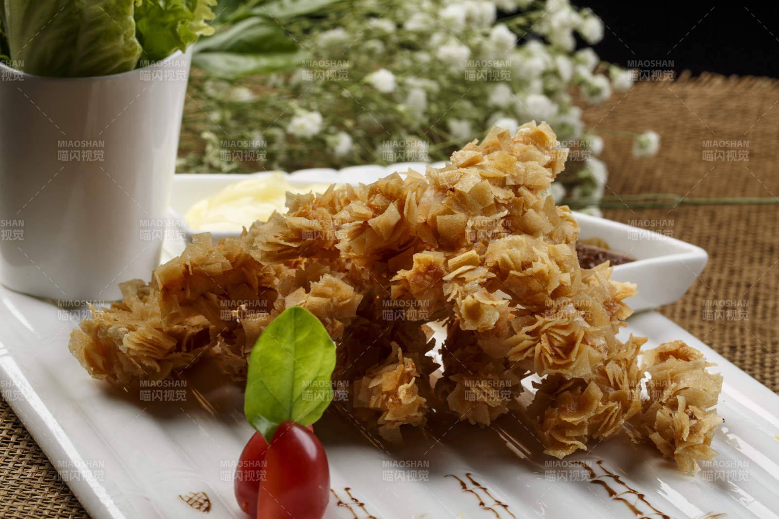 白色方形瓷盘装的海鲜炸双拼图片