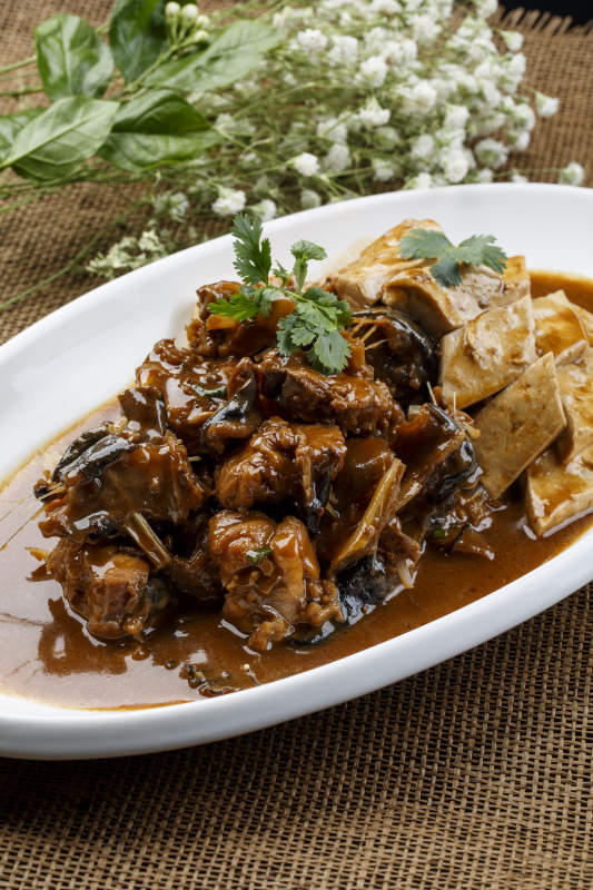 白色方形瓷盘装的海鲜炸双拼图片