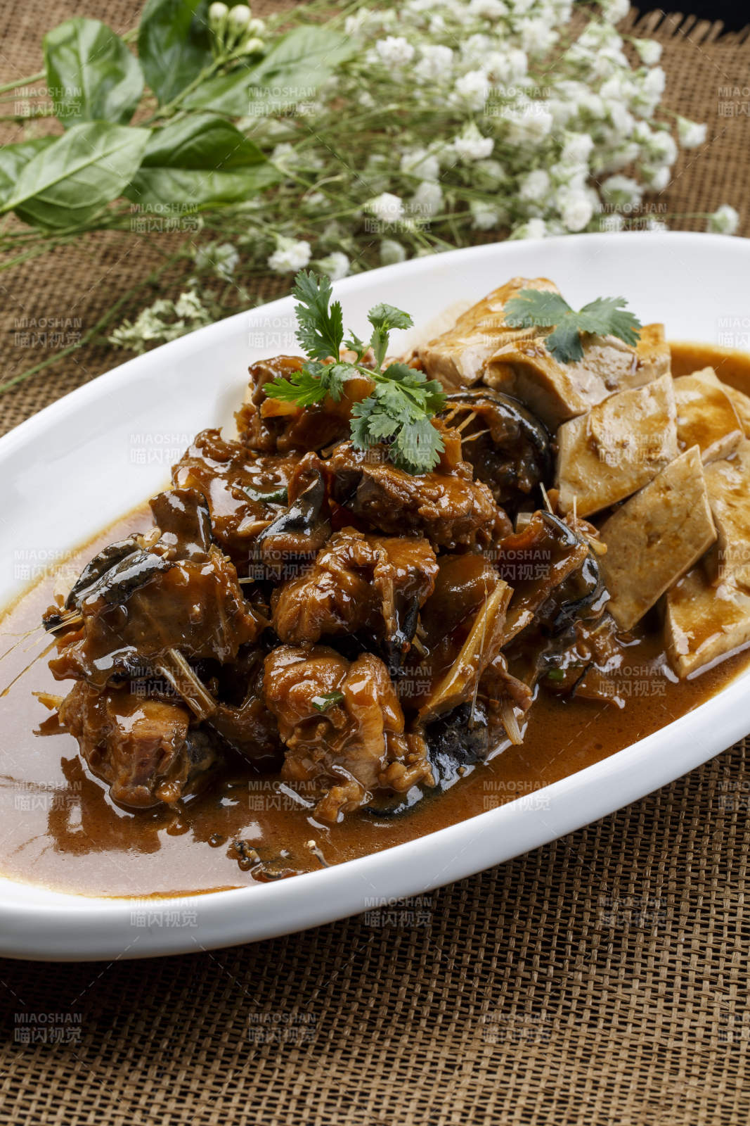 白色方形瓷盘装的海鲜炸双拼图片