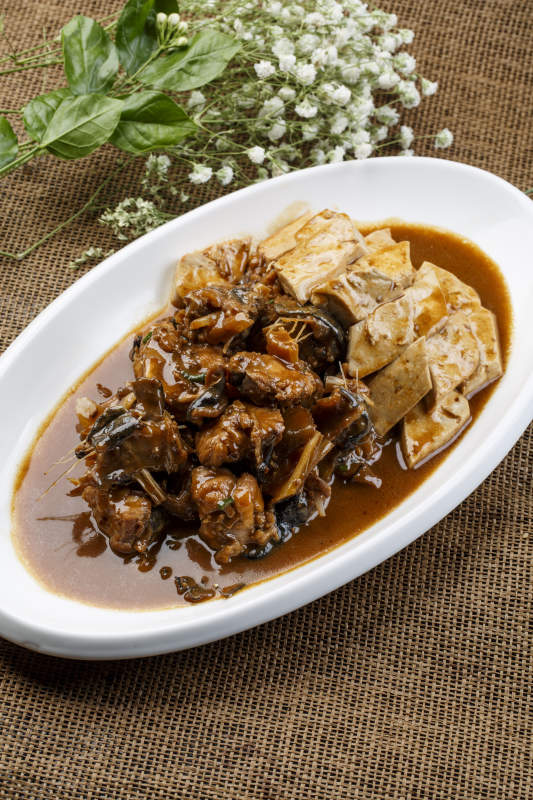 椭圆白瓷盘装的酥炸小黄鱼图片