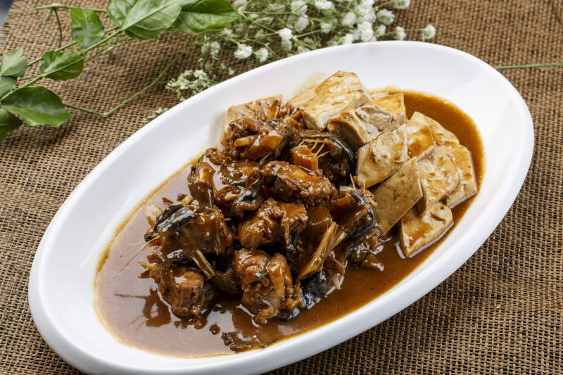 椭圆白瓷盘装的酥炸小黄鱼图片