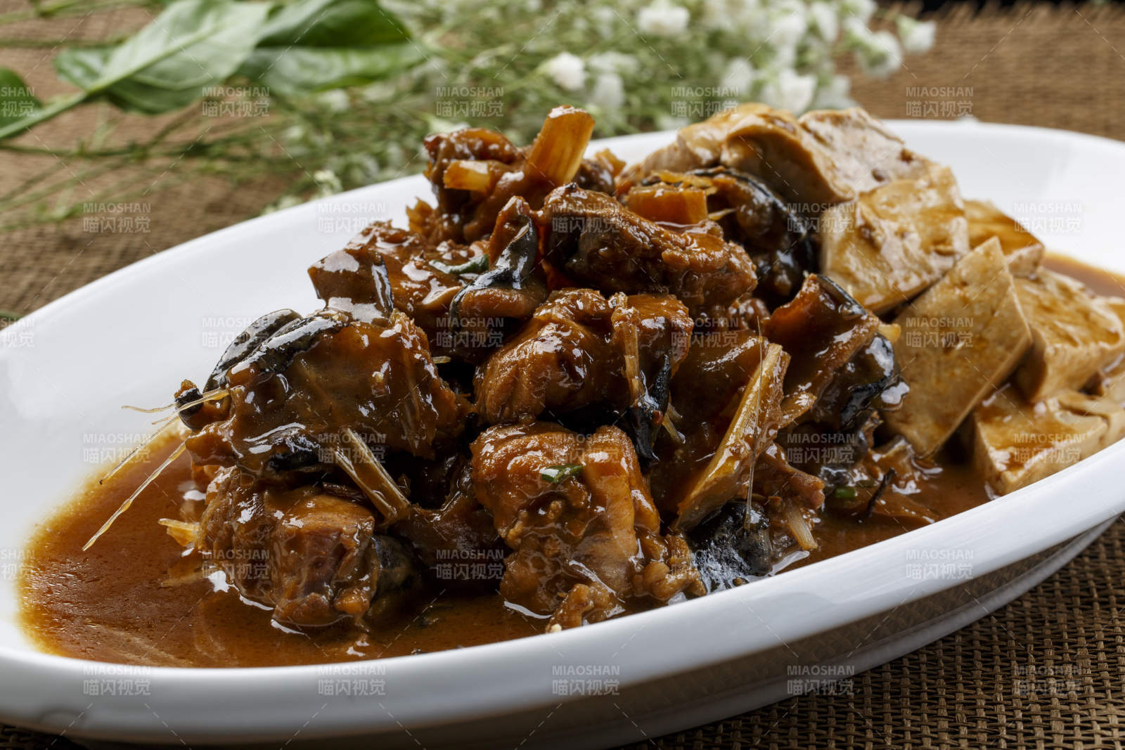 椭圆白瓷盘装的酥炸小黄鱼图片