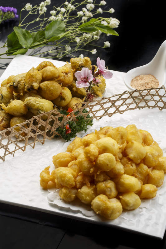 椭圆白瓷盘装的酥炸小黄鱼图片