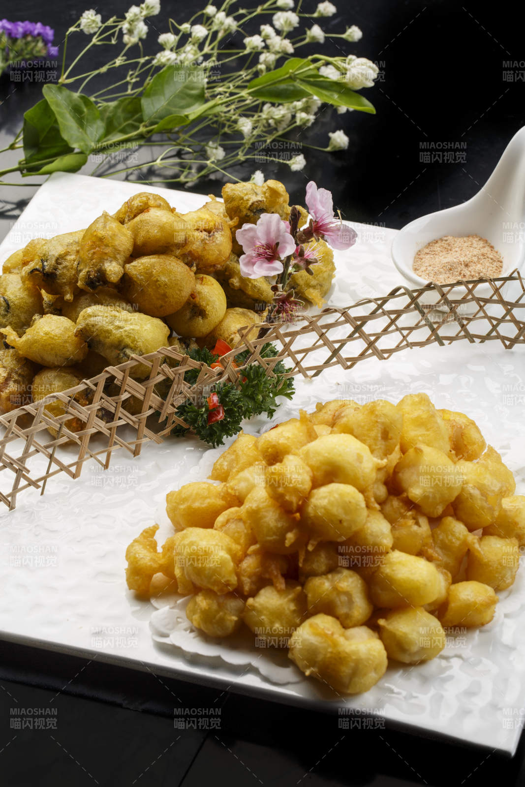 椭圆白瓷盘装的酥炸小黄鱼图片