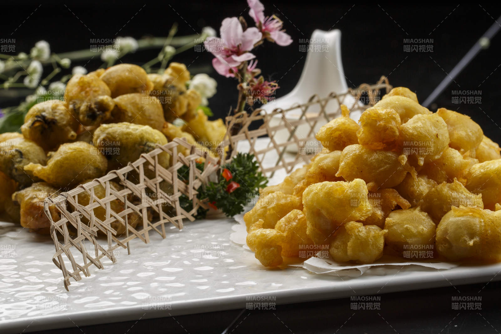 扇形瓷盘摆放的白瓷碗装的麻辣口水鸡图片