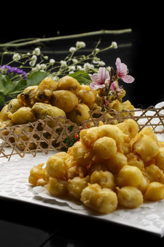 扇形瓷盘摆放的白瓷碗装的麻辣口水鸡图片