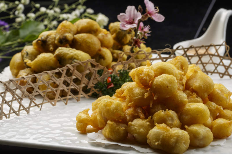 扇形瓷盘摆放的白瓷碗装的麻辣口水鸡图片