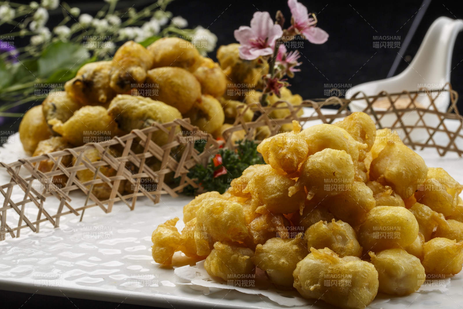 扇形瓷盘摆放的白瓷碗装的麻辣口水鸡图片