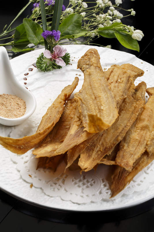 扇形瓷盘摆放的白瓷碗装的麻辣口水鸡图片