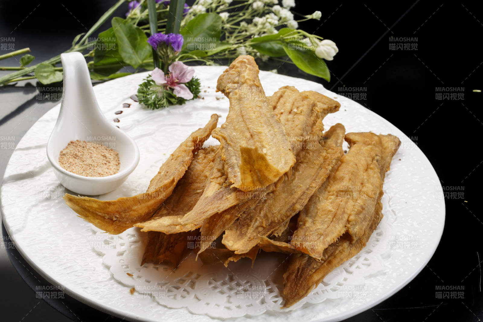 扇形瓷盘摆放的白瓷碗装的麻辣口水鸡图片