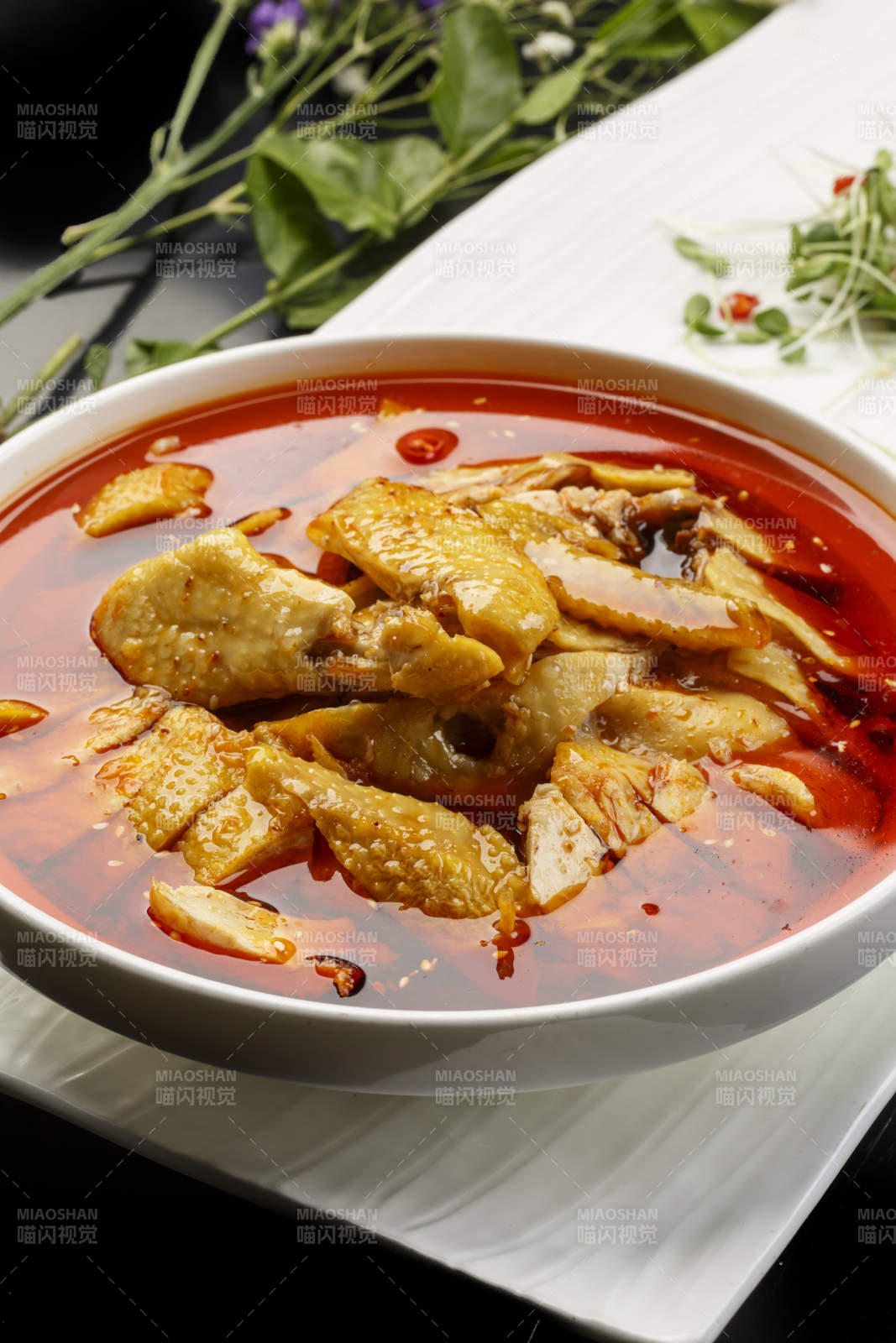 长方形白瓷盘装的麦香红薯条芋头图片