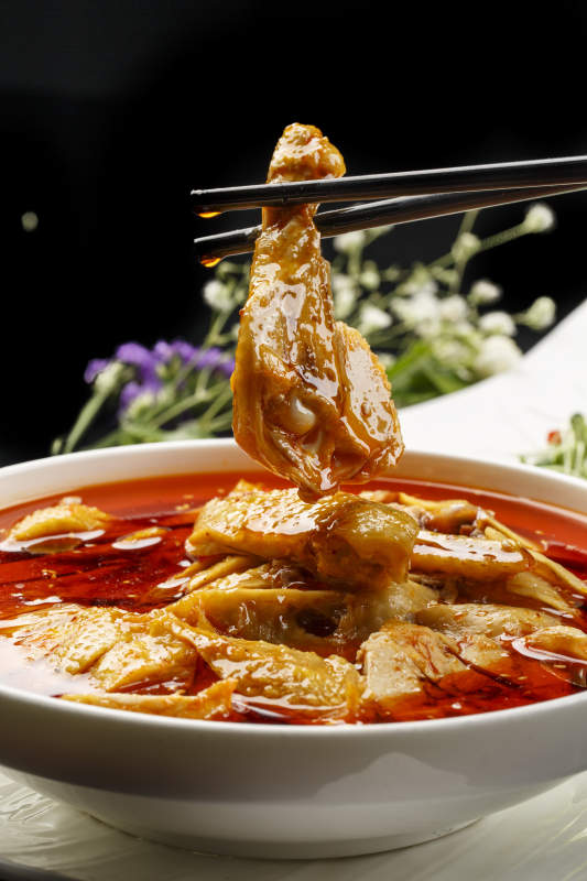 长方形白瓷盘装的麦香红薯条芋头图片