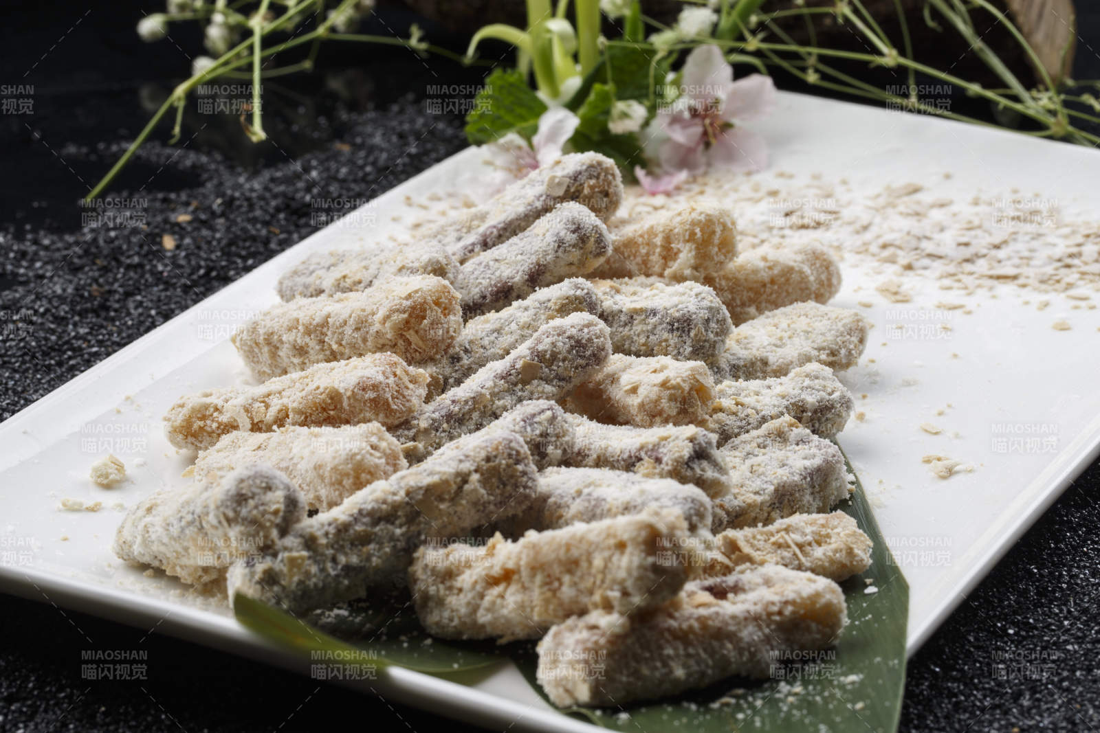 扇形瓷盘摆放的白瓷碗装的麻辣口水鸡图片