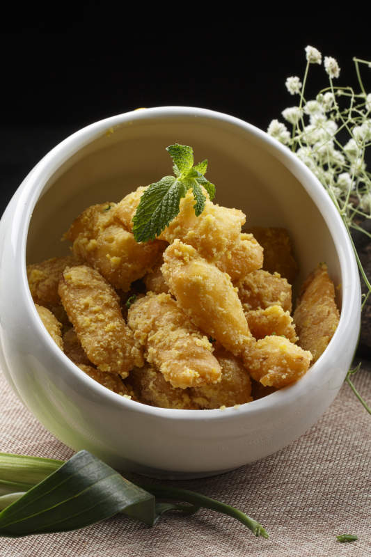 长方形白瓷盘装的风味猪肝图片