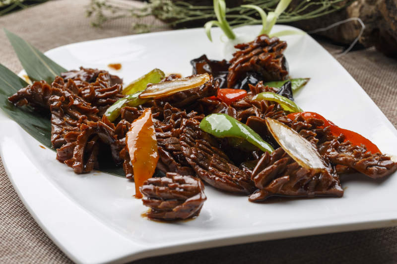 方形瓷盘装的葱香肋排图片