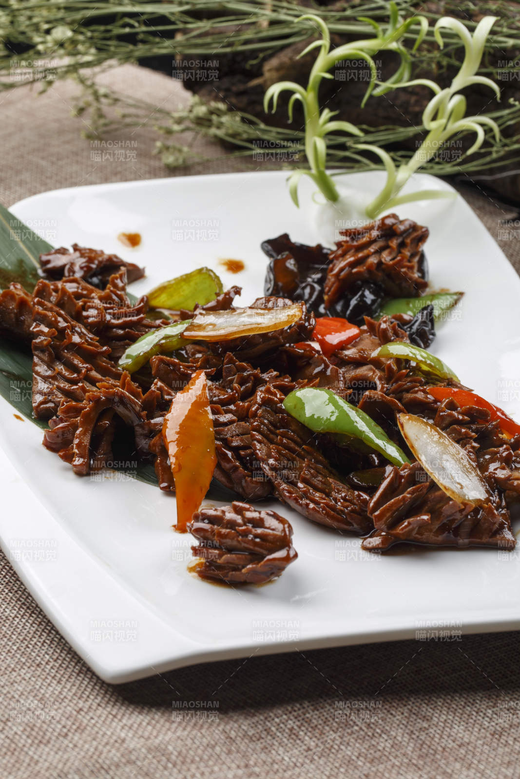 方形瓷盘装的葱香肋排图片