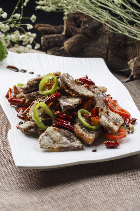 方形瓷盘装的葱香肋排图片