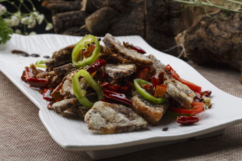 长方形白瓷盘装的剁椒辣酱蒸金针菇图片