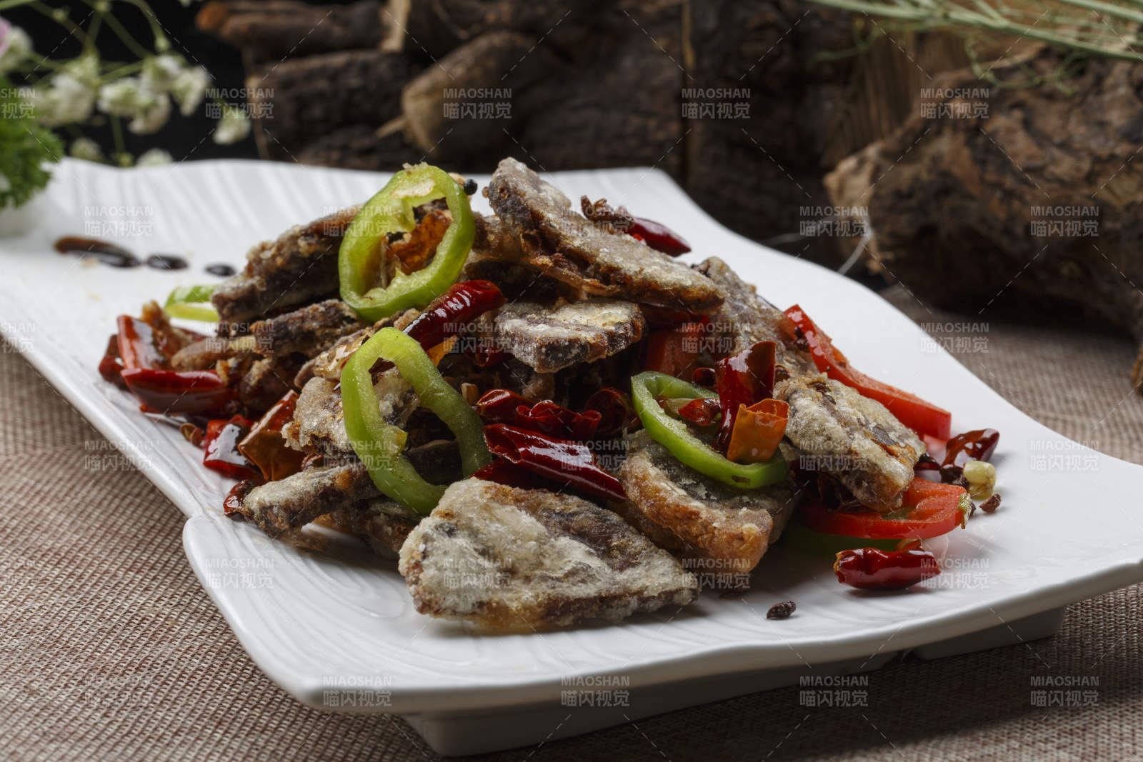 长方形白瓷盘装的剁椒辣酱蒸金针菇图片