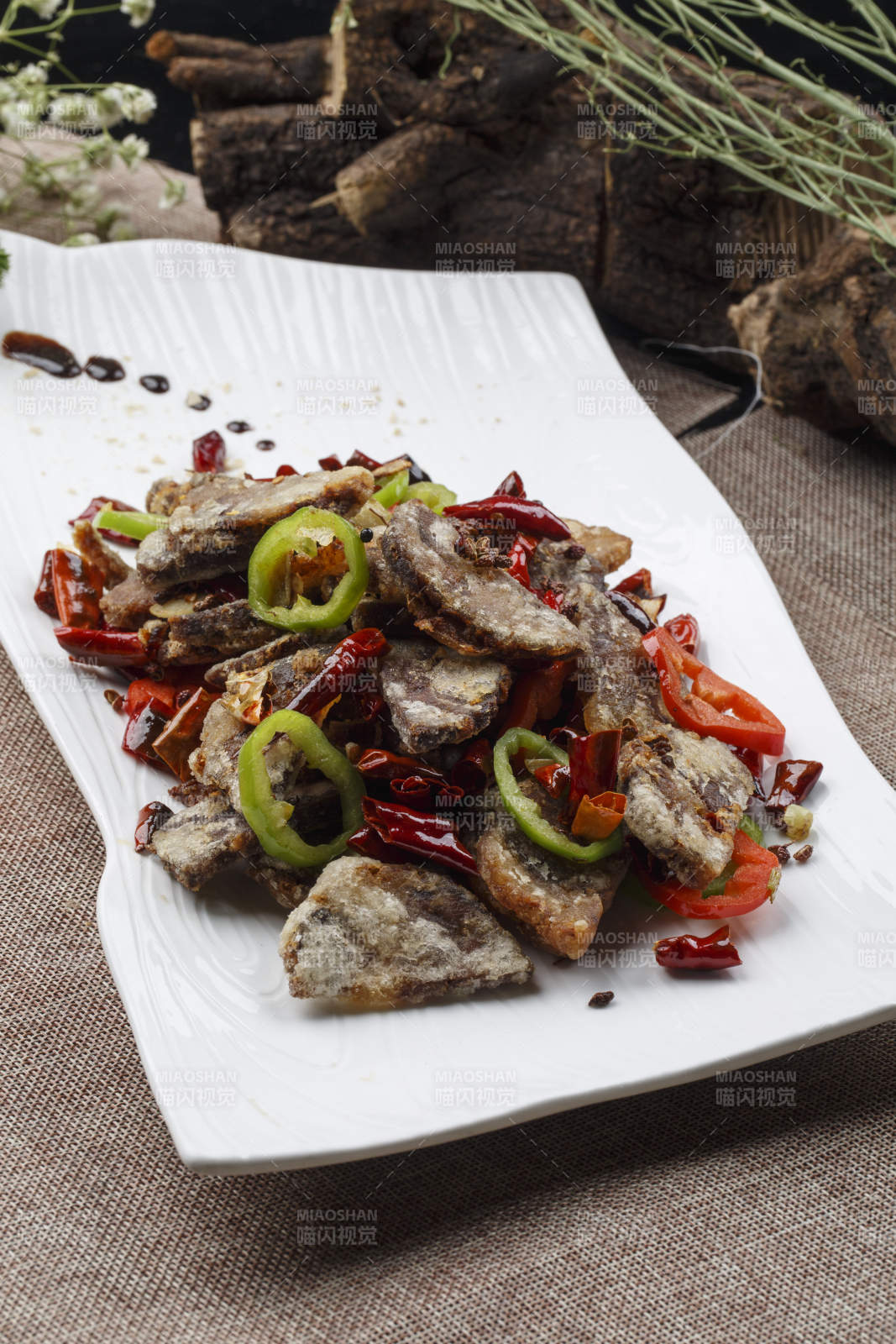 长方形白瓷盘装的剁椒辣酱蒸金针菇图片