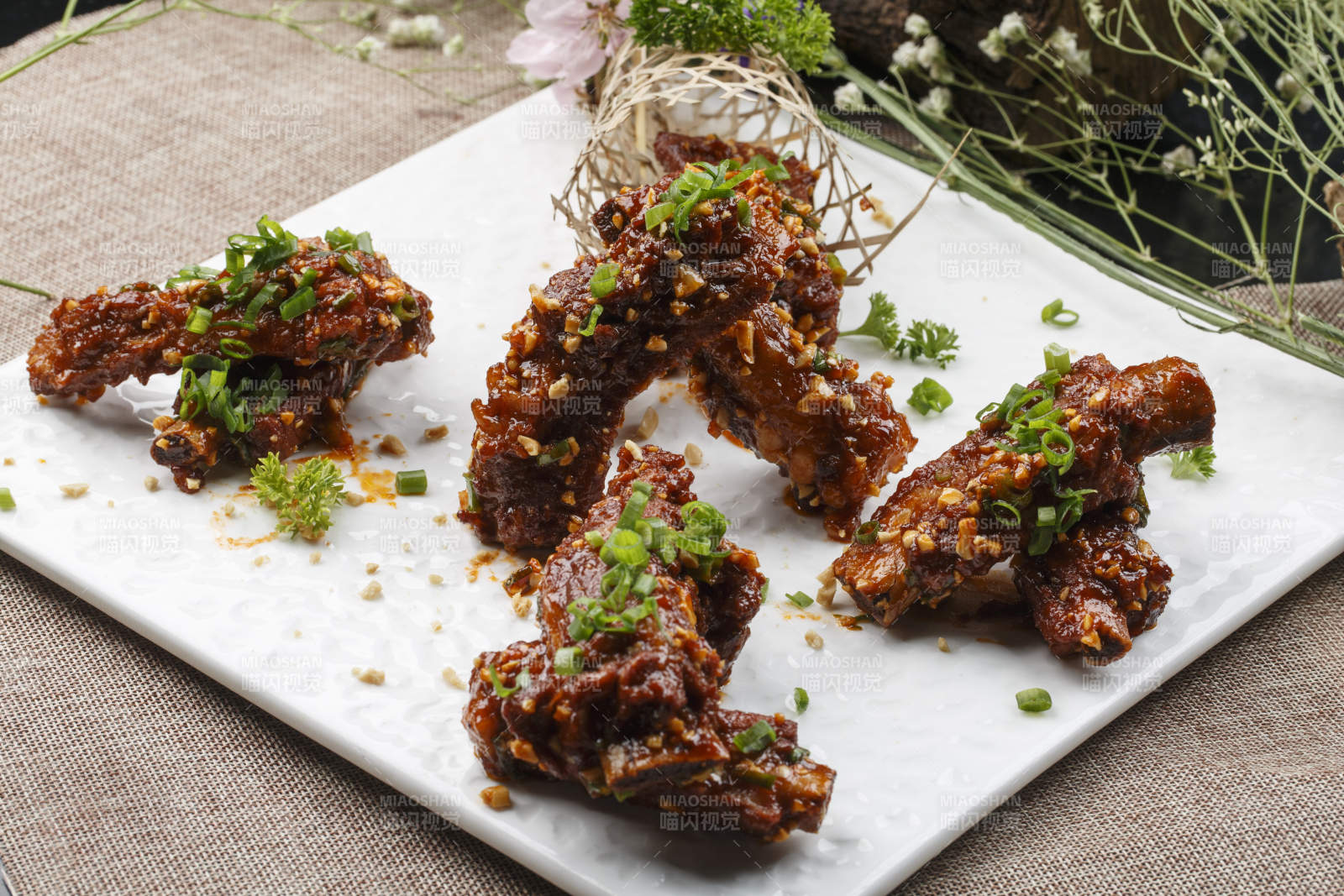 长方形白瓷盘装的剁椒辣酱蒸金针菇图片