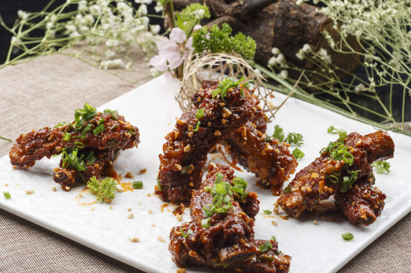 长方形白瓷盘装的剁椒辣酱蒸金针菇图片