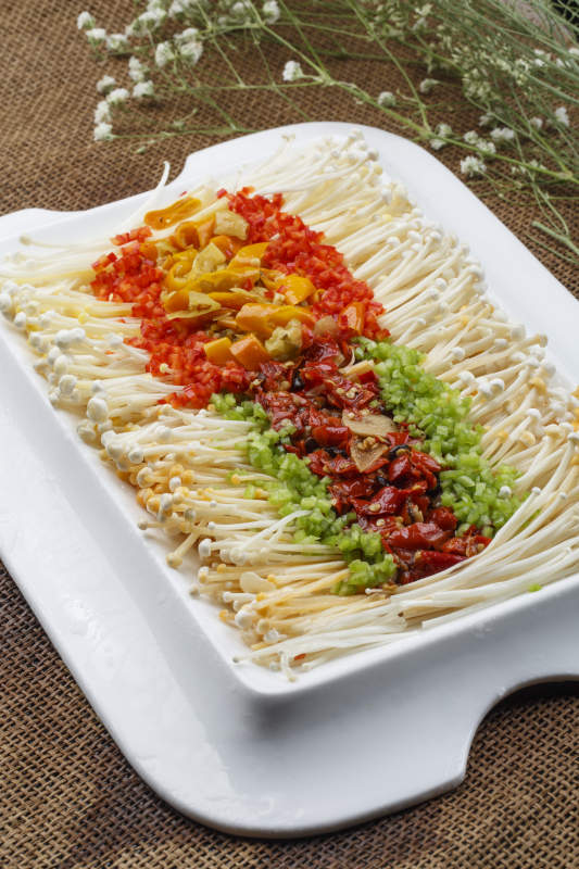 黑色砂锅装的台湾三杯鸡图片