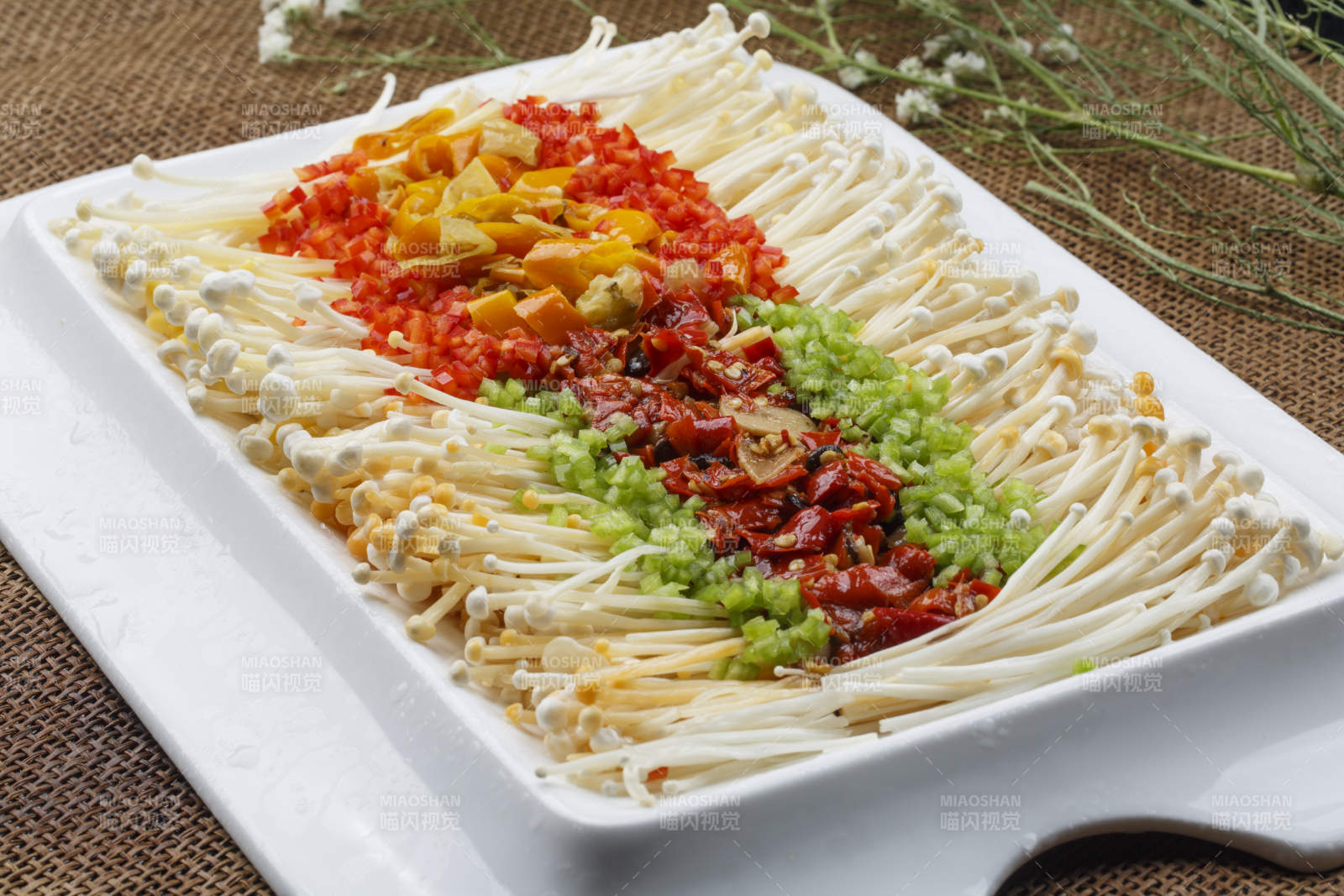 黑色砂锅装的台湾三杯鸡图片