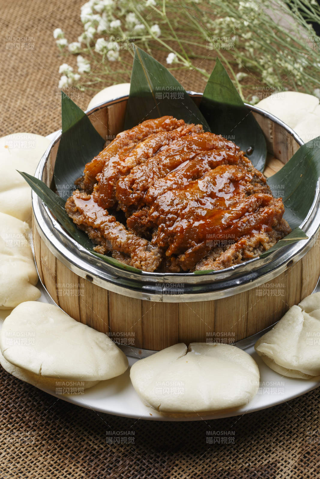 黑色砂锅装的台湾三杯鸡图片