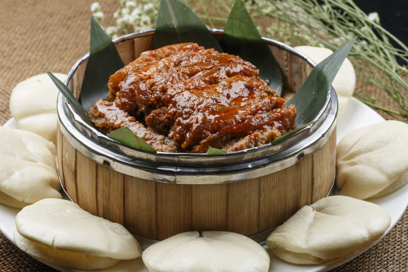 白色圆瓷盘装的芥末木耳图片