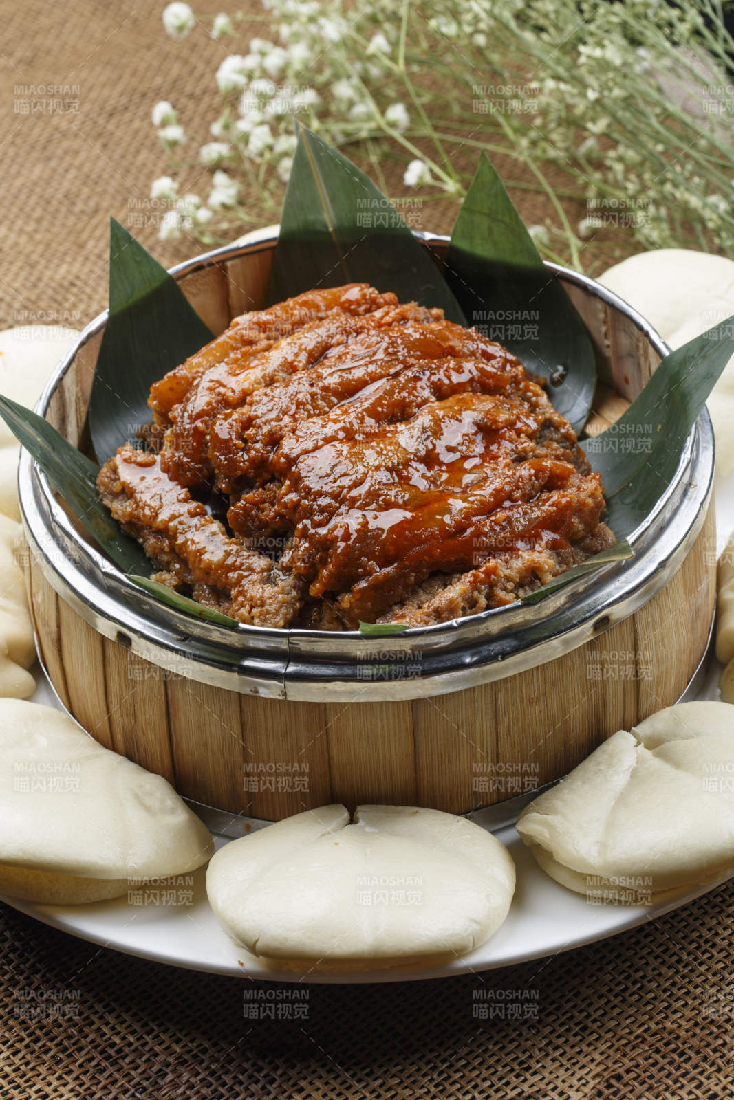 白色圆瓷盘装的芥末木耳图片