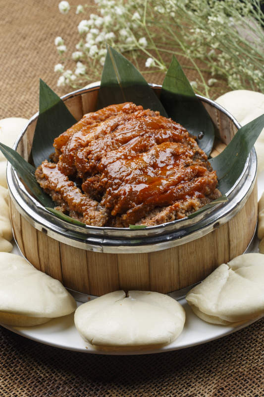 白色圆瓷盘装的芥末木耳图片